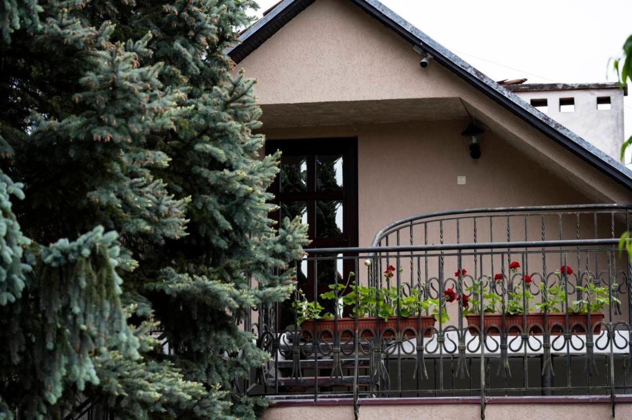 Eduard Hotel Uschhorod Exterior foto