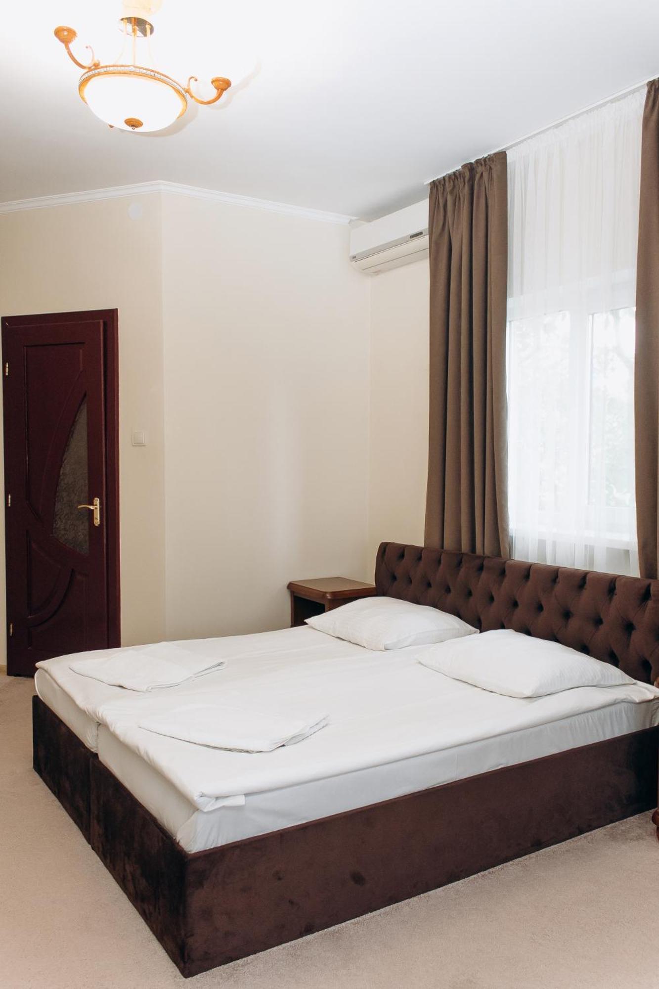 Eduard Hotel Uschhorod Exterior foto