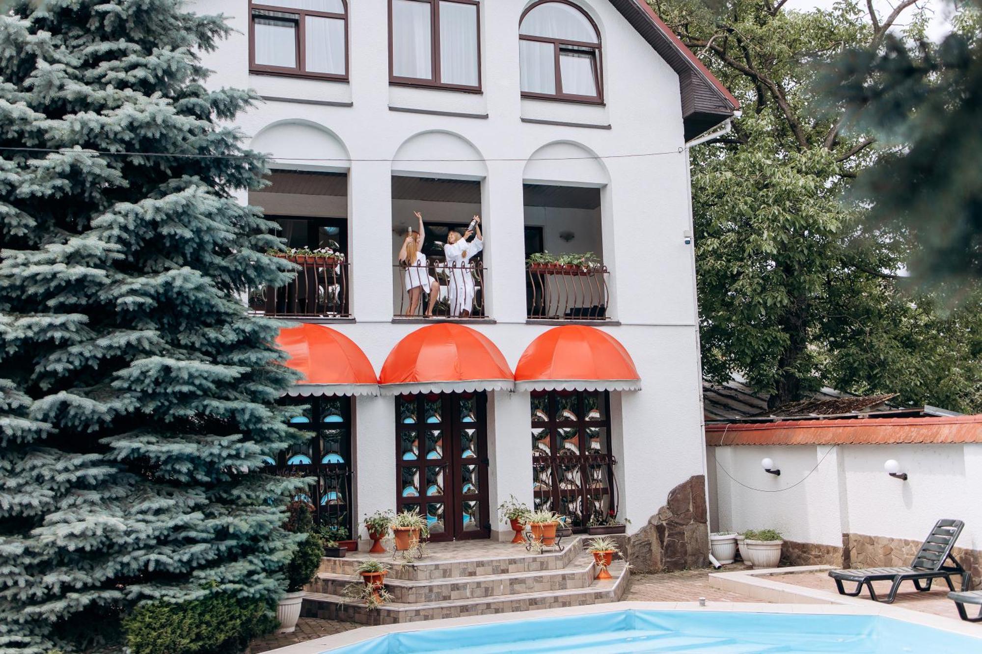 Eduard Hotel Uschhorod Exterior foto