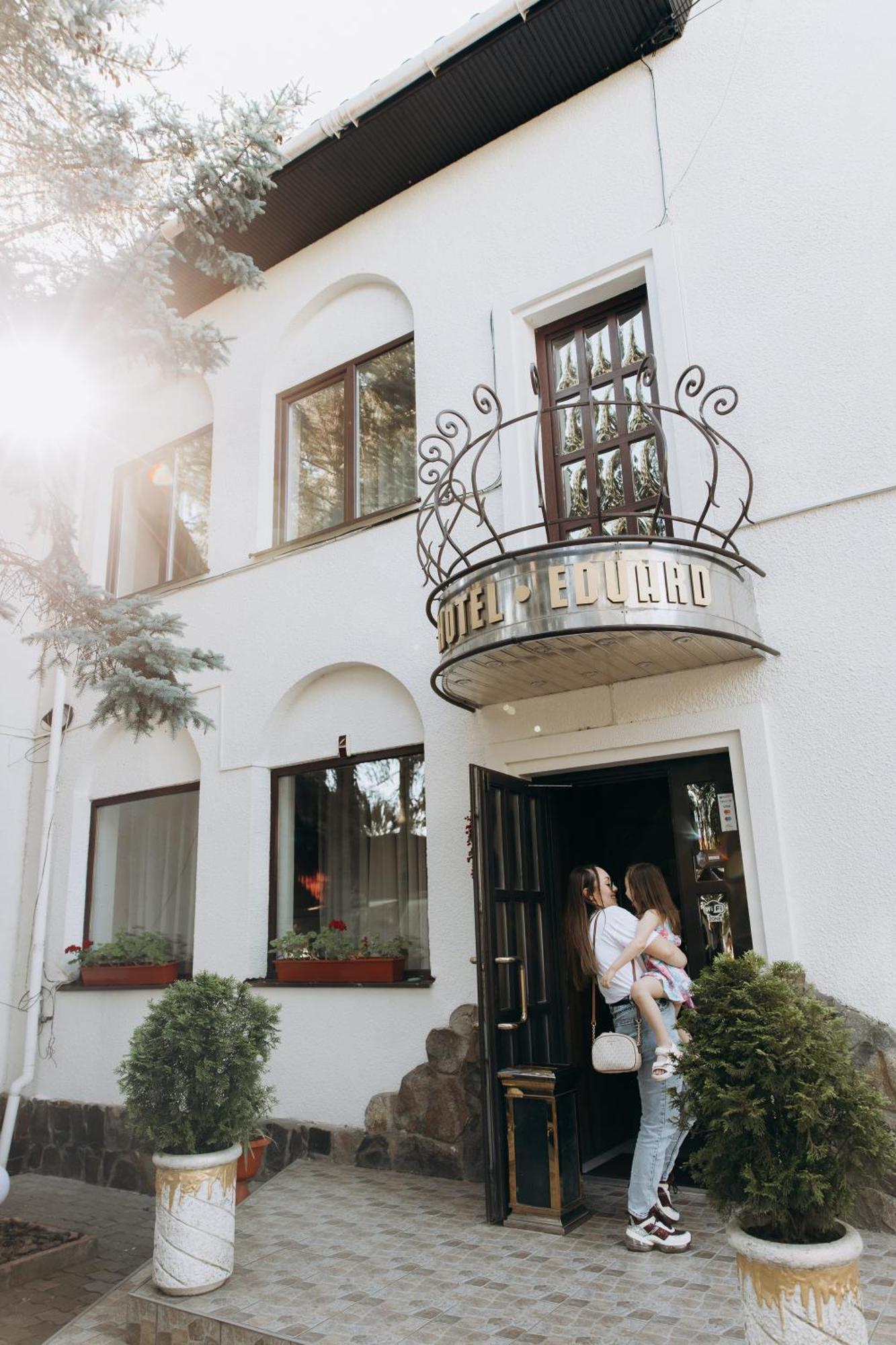 Eduard Hotel Uschhorod Exterior foto