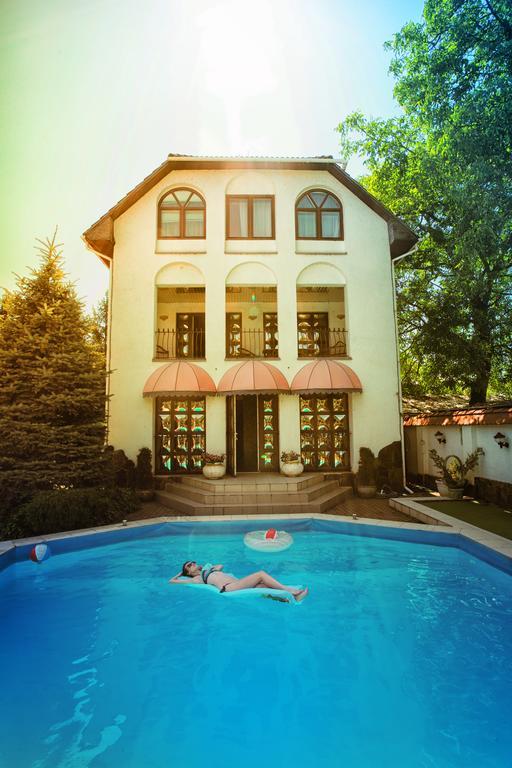 Eduard Hotel Uschhorod Exterior foto